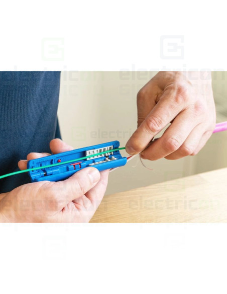 Unealta pentru inlaturarea mansonului de pe cablurile de fibra optica