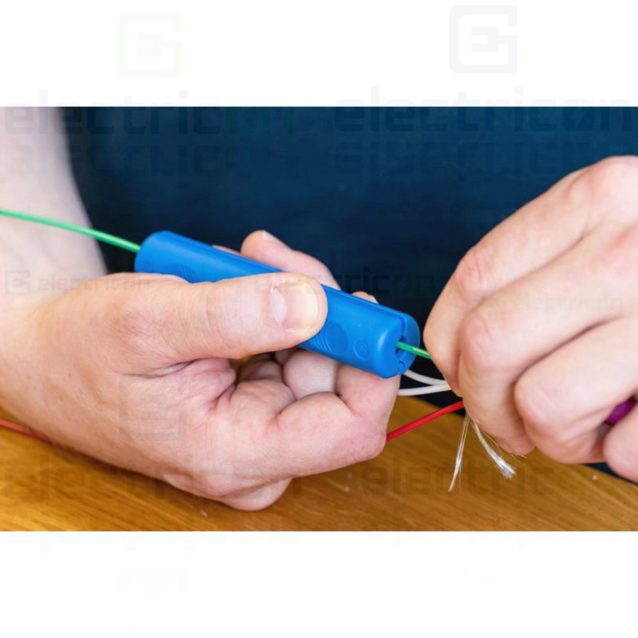 Unealta pentru inlaturarea mansonului de pe cablurile de fibra optica