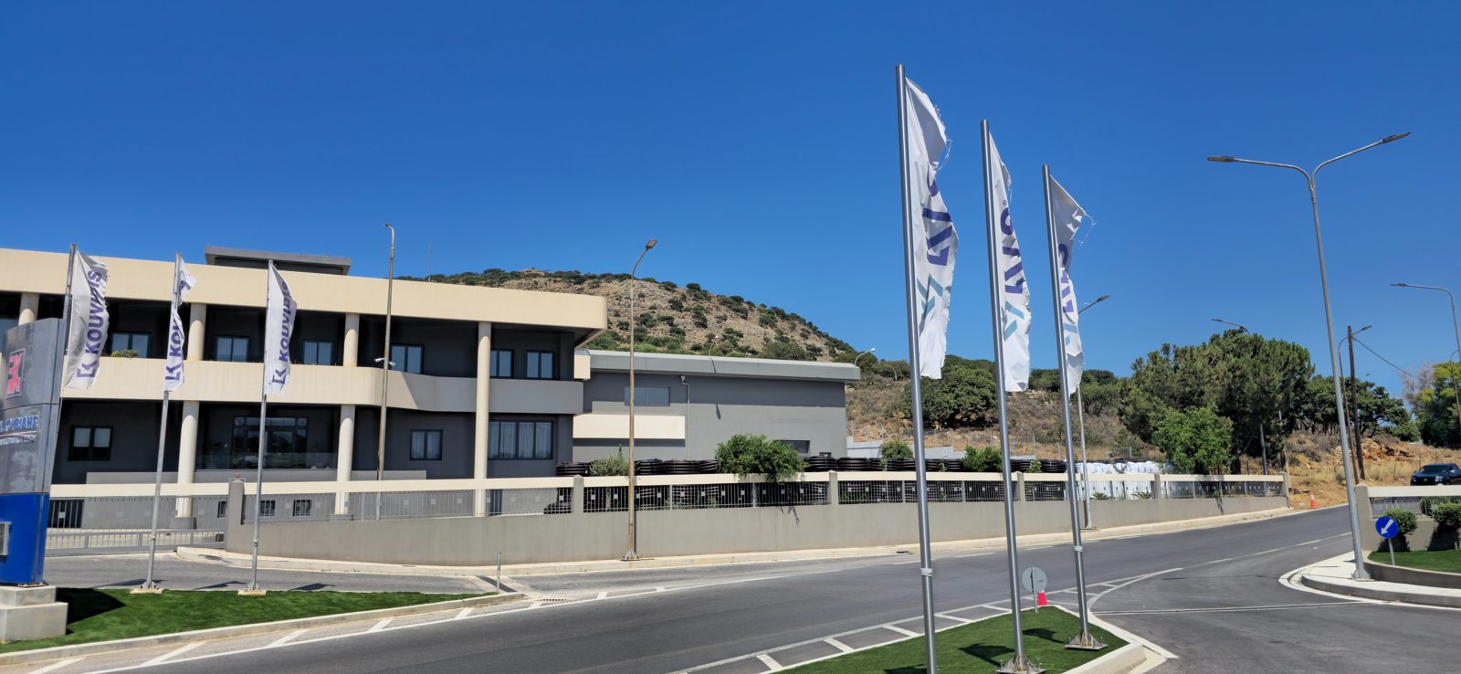 Sediul Kouvidis din Tylissos, Creta, cu steagurile companiei la intrare