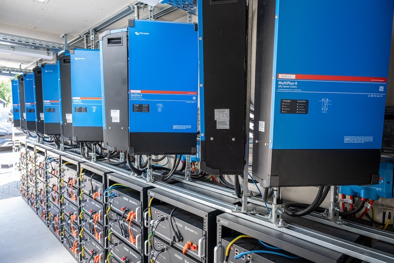 Produsele Victron în Sisteme Fotovoltaice Profesionale – Eficiență, Sincronizare și Control Inteligent