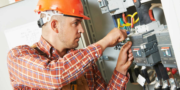 Cum funcționează un disjunctor diferențial RCBO?