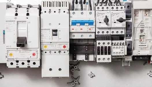 Întrerupătoare automate de putere (MCCB și ACB) – ghid complet pentru profesioniști